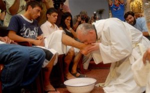 7759933504_alors-archeveque-jorge-bergoglio-lavait-deja-les-pieds-de-detenus-a-bueno-aires.jpg