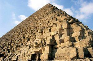 745794-l-imposante-pyramide-de-kheops.jpg