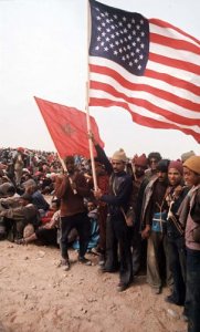 Des particpants à la Marche verte brandissent les drapeaux marocains et américains..jpg