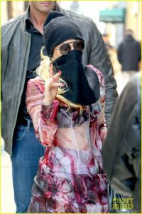 lady-gaga-wears-burqa-hospital-visit-02.jpg