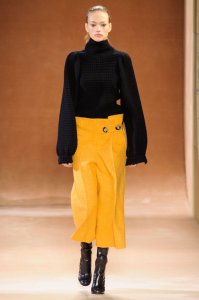 couleurs-tendances-hiver-2015-jaune-safran-victoria-beckham_5217067.jpg