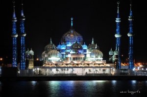 Malaysia_Cyristal_Mosque_in_Kuala_Terengganu_(night).jpg