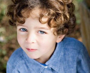 coiffure-enfant-garçon-été-ondulée-cheveux-mi-longs2.jpg