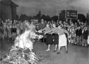 733800cac315a18e75048bcffafcebf9--book-burning-elementary-schools (1).jpg