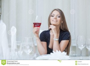 vin-potable-de-sourire-de-charme-de-fille-dans-le-restaurant-32493927.jpg