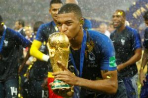 coupe-du-monde-2018-finale-kylian-mbappe-toujours-plus-haut-1088222.jpg