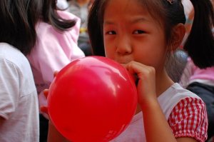 petite-fille-souffler-ballon.jpg