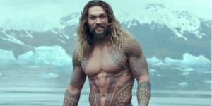 Aquaman-Jason-Momoa-tout-en-muscles-sur-une-première-image.jpg