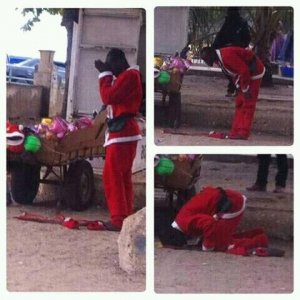 Sénégal L'image d'un Père noël musulman entrain de prier fait le buzz.jpg