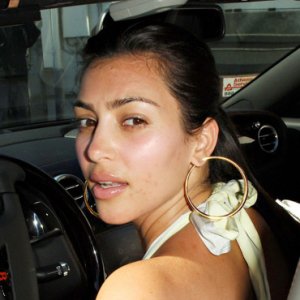 kim-kardashian-sans-maquillage-4601203yivwp_2041.jpg