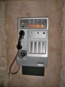 440px-Cabine_téléphonique.jpeg