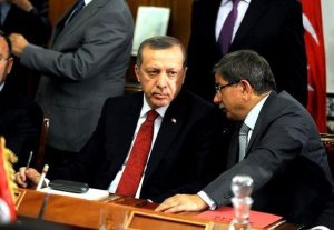 182561_le-ministre-turc-des-affaires-etrangeres-ahmet-davutoglu-a-droite-avec-le-premier-ministr.jpg