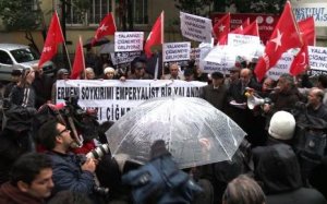 7741236338_a-istanbul-devant-le-consulat-de-france-une-trentaine-de-manifestants-s-est-reunie-po.jpg