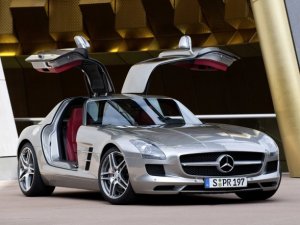 2011-Mercedes-Benz-SLS-AMG-Gullwing-Front-Side-Door-Open-View-588x441.jpg