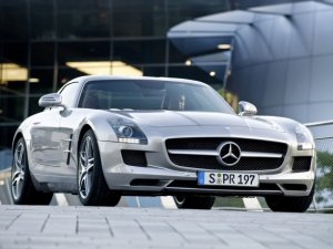 2011-Mercedes-Benz-SLS-AMG-Gullwing-Front-Angle-View-588x441.jpg