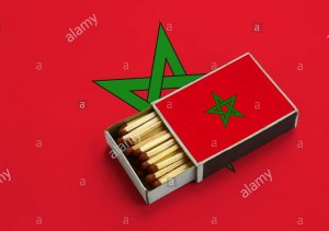 maroc-drapeau-est-affiche-dans-une-boite-d-allumettes-qui-est-rempli-avec-des-allumettes-et-se...jpg