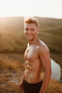 90625164-souriant-homme-torse-nu.jpg