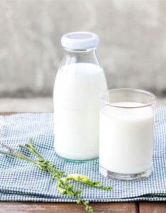 Le-lait-bio-ne-serait-pas-si-blanc.jpg