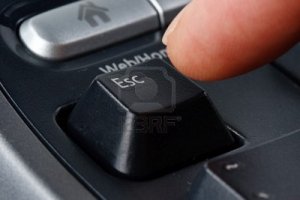 4268358-modern-noir-ergonomique-clavier-d-39-ordinateur-close-up-focus-sur-la-touche-esc.jpg