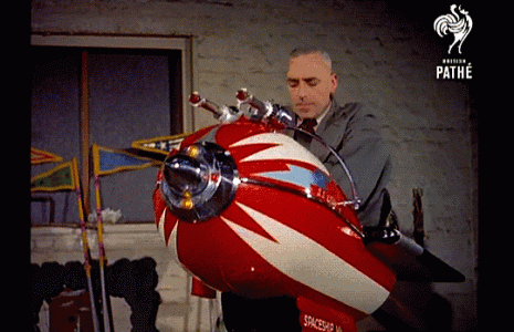 Pathe_test_pilot_kiddie_ride_avion_garder_les_enfants_a_la_maison.gif