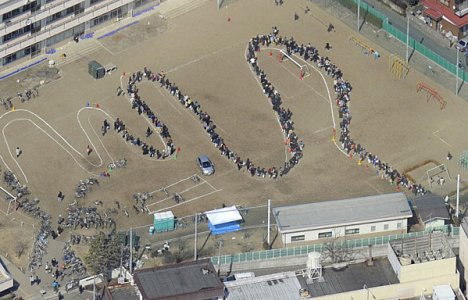 japon-Z7-Sendai-City-File-d-attente-Eau-Ecole20mars20113.jpg