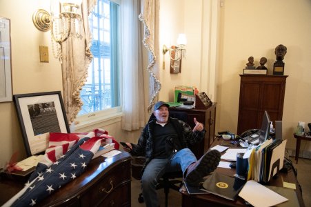 Richard-Barnett-le-6-janvier-2021-dans-le-bureau-de-Nancy-Pelosi-528762.jpg