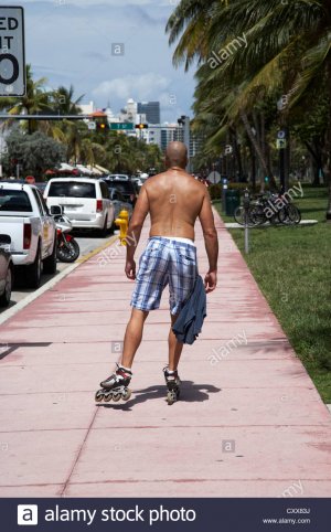 l-homme-le-patin-a-roues-alignees-le-long-d-ocean-drive-tot-le-matin-quartier-art-deco-de-miam...jpg