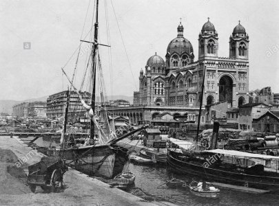 ancien-canal-de-jonction-entre-le-vieux-port-et-le-port-de-la-joliette-marseille-en-arrire-pla...jpg