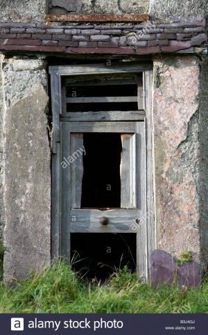 entree-de-porte-en-bois-cassee-en-ruine-abandonnee-vieille-ferme-irlandaise-l-irlande-du-nord-...jpg