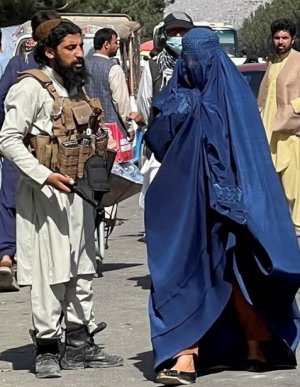 Taliban en discussion avec une citoyenne Afghane.jpg