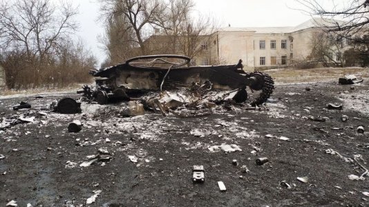 Destroyed Ukrainian T64 in Novotroitske near ZOSH №2 (3).jpg