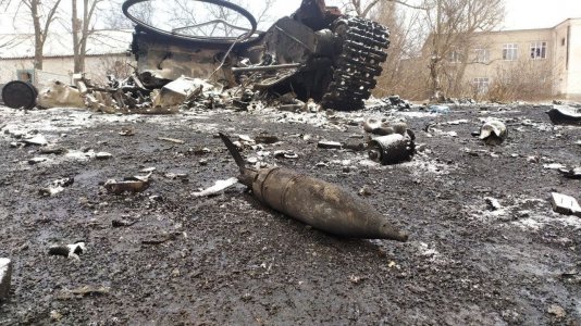 Destroyed Ukrainian T64 in Novotroitske near ZOSH №2.jpg