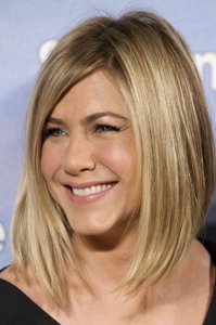 Jennifer-Aniston-ses-cheveux-avec-une-coupe-carre-plongeant-en-fevrier-2011_portrait_w674.jpg