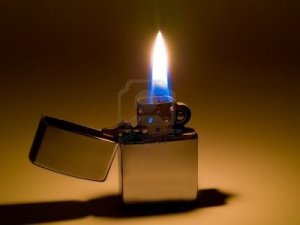 4245598-un-briquet-allume-avec-une-flamme-bleue-et-jaune.jpg