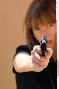 4853909-femme-pointant-un-pistolet.jpg