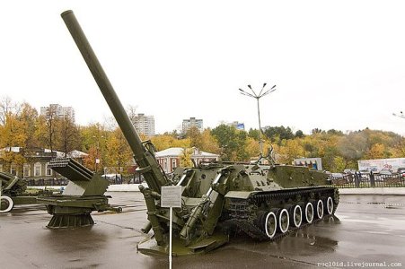 Self-propelled_mortar_2S4_with_240mm_mortar_2B8.jpg