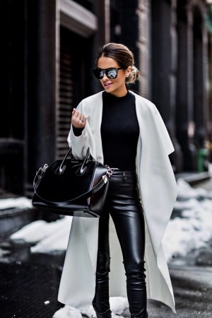 tenue-chic-femme-pantalon-en-simili-cuir-top-noir-manteau-gris.jpg