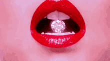 17_18_08_diamond-redlips.gif