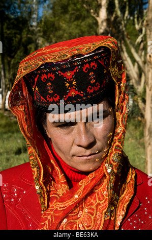 portrait-d-une-femme-tadjike-portant-un-chapeau-traditionnel-be63ka.jpg