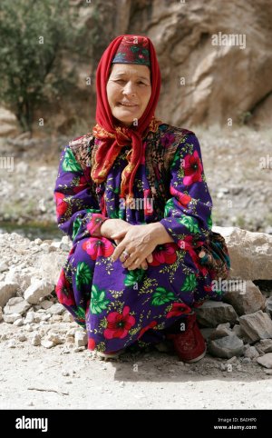 femme-portant-un-costume-traditionnel-tadjik-et-hat-marguzor-lacs-de-montagne-du-ventilateur-d...jpg