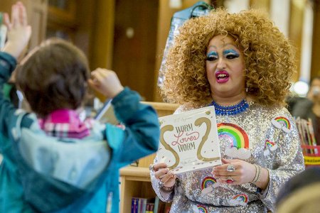 elementary-schools-using-drag-queens-to-teach-kids-about-gender-1068x712.jpg