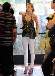 422017-annalynne-mccord-toujours-in-slim-637x0-3.jpg