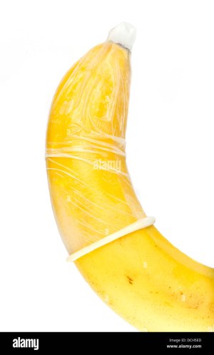 condom-preservatif-est-sur-la-banane-concept-de-l-importance-de-la-protection-tout-en-ayant-de...jpg