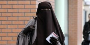 la-jeune-femme-a-refuse-d-enlever-son-niqab-expliquant-qu-il_596244_510x255.jpg