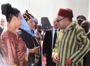 La princesse Balkis (centre) discutant à Bamako avec le Roi Mohammed VI.jpg