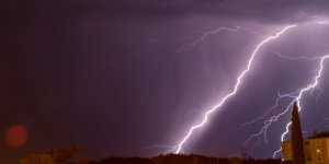 foudre-de-nuit-pres-de-nimes-gard_1095956_1000x500.jpg