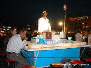 Jemaa_El_Fna_stand_soupes_d_escargots.jpg