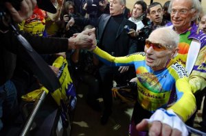 rt-marchand-102-ans-celebre-son-record-de-l-heure-sur-la-piste-du-velodrome-national-a-saint-que.jpg