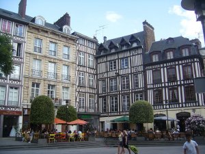 800px-Rouen,_place_de_la_pucelle_d_orleans_11.JPG